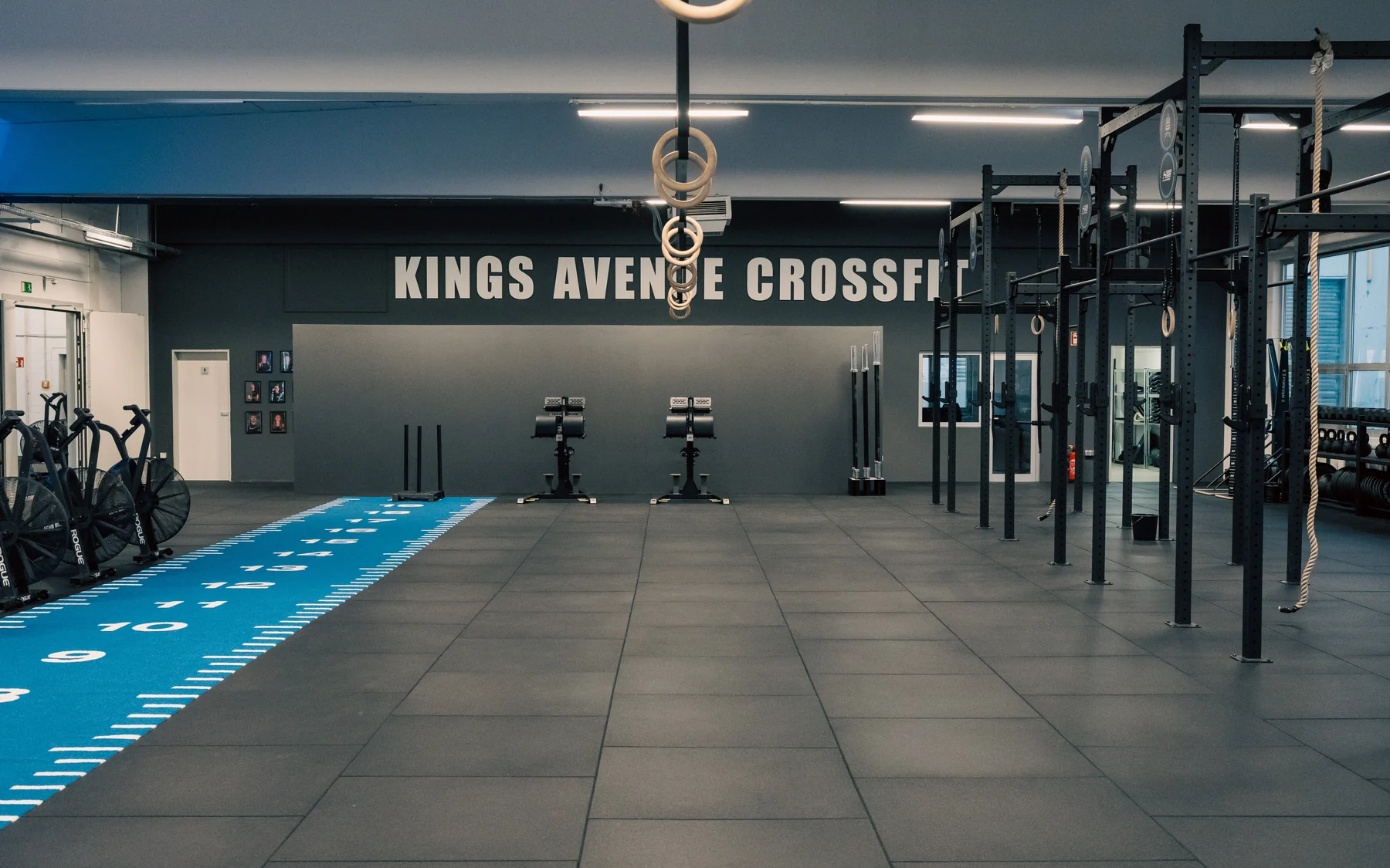 Freie Trainingsfläche mit Rig, Turnringen und blauer Laufbahn für das Open Gym