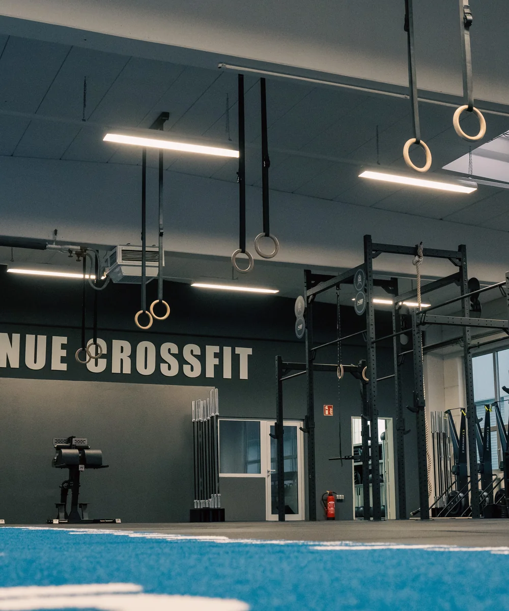 Blaue Indoor-Laufbahn in der KAC-Box