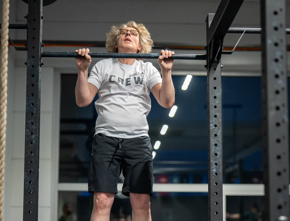 Athlet beim Klimmzug an der Reckstange im Gymnastics-Training